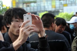 Chinês com iPhone 4 branco