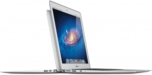 Novos MacBooks Air de lado com OS X Lion
