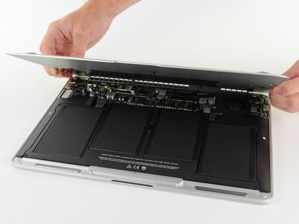MacBook Air de 13 aberto pela iFixit