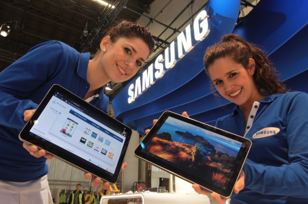 Garotas da Samsung com Galaxy Tabs 10.1