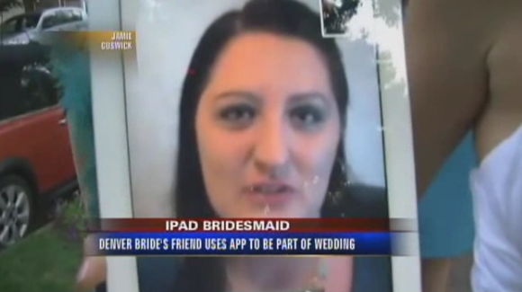 Dama de honra participando de casamento via iPad e FaceTime