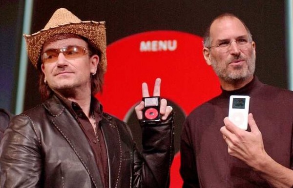 Bono e Steve Jobs lançando o iPod U2