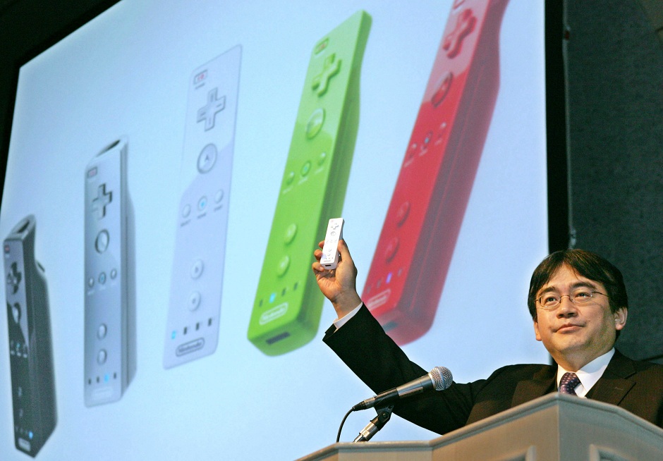 Satoru Iwata, presidente da Nintendo, com controle do Wii