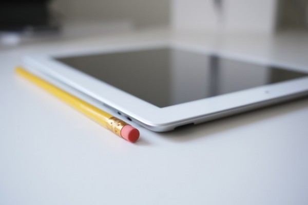 iPad com lápis ao lado