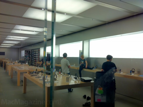 Painéis sendo trocados na Apple
