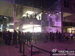 Fila para o lançamento do iPhone 4S, na China
