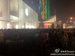 Fila para o lançamento do iPhone 4S, na China