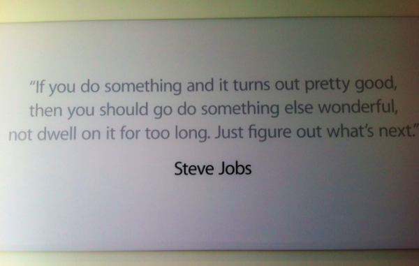 Citação de Steve Jobs no campus da Apple