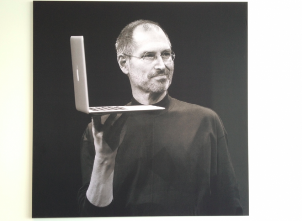 Foto de Steve Jobs no campus da Apple