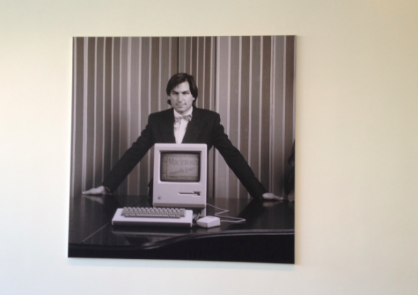 Foto de Steve Jobs no campus da Apple