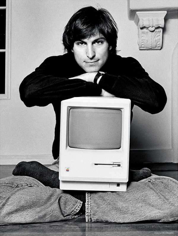 Steve Jobs com o Macintosh no seu colo, por Norman Seeff