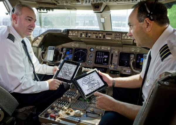 Pilotos usando iPads em avião