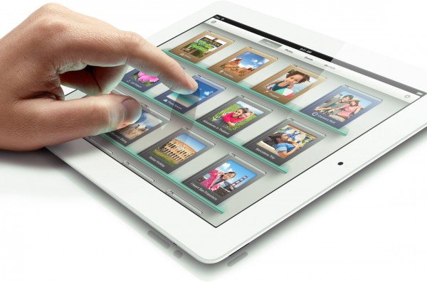 Mão tocando no novo iPad