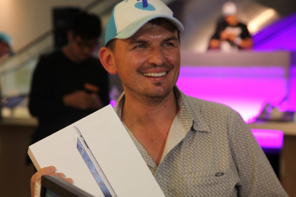 David Tarasenko, primeira pessoa a comprar o novo iPad