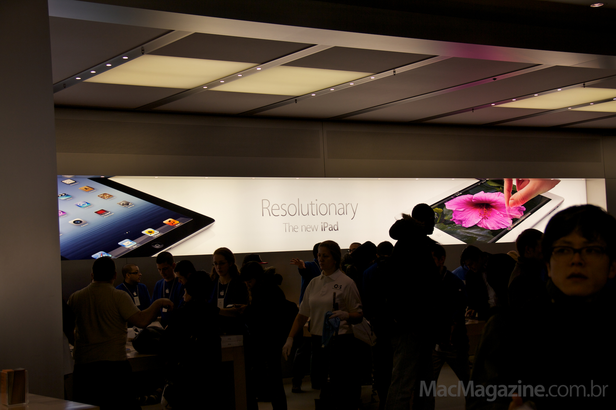 Banner do novo iPad em Apple Store - fila em Nova York