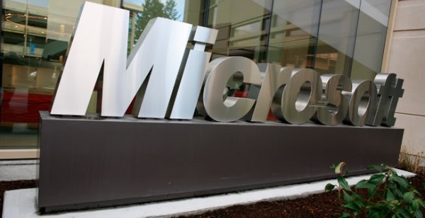 Logo em entrada de sede da Microsoft