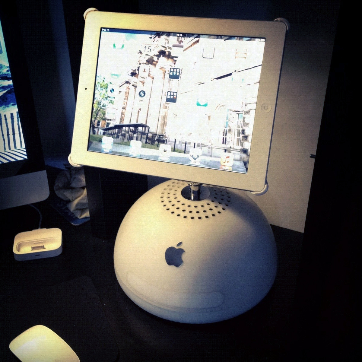iMac G4 como stand para iPad