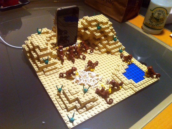 Carregador para iPhone de 2011, feito de LEGO