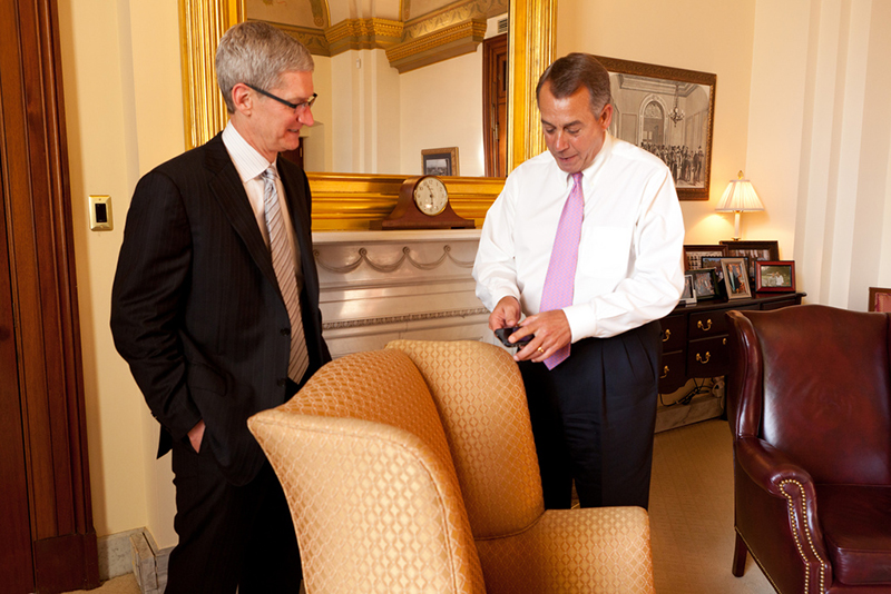 Tim Cook e John Boehner em reunião