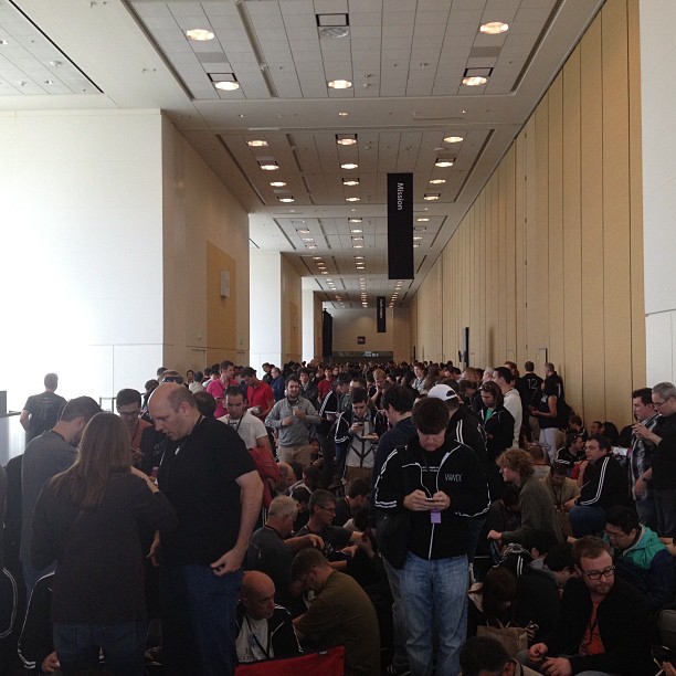 Desenvolvedores dentro do Moscone Center, aguardando a keynote da WWDC