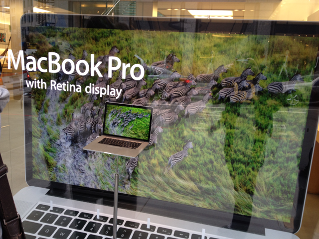 MacBook Pro gigante em vitrine de Apple Retail Store