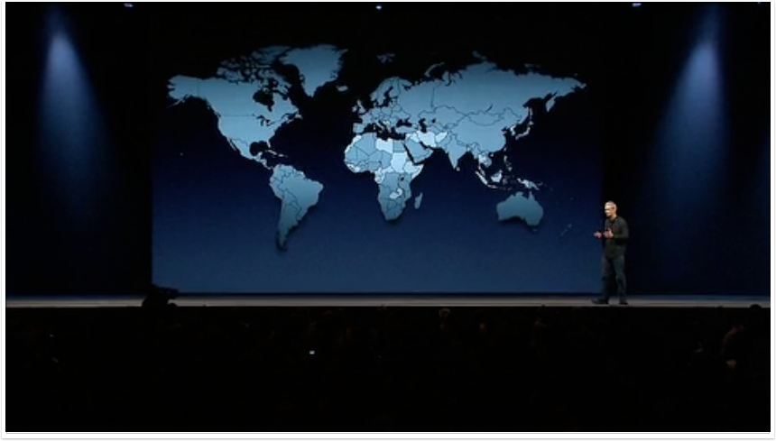 Tim Cook com mapa ao fundo, durante apresentação da WWDC 2012