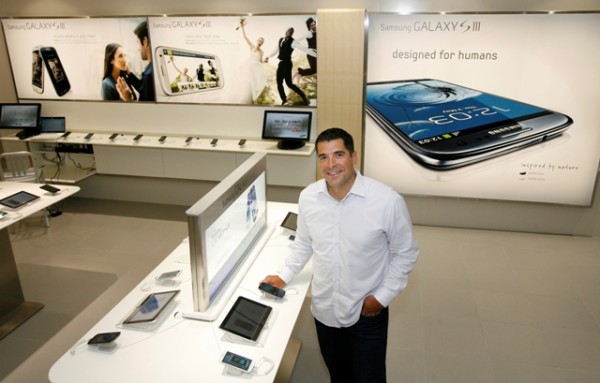 Nelson Lemos, executivo da Samsung na nova loja da empresa