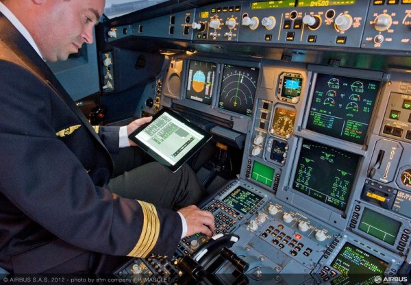 Piloto usando iPad em uma aeronave da Airbus
