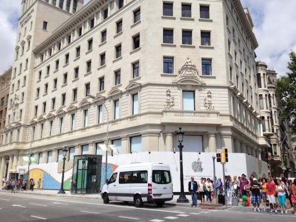 Painel em frente a nova loja da Apple em Barcelona