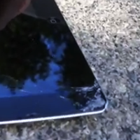 Miniatura do vídeo de teste de resistência do iPad vs. Nexus 7