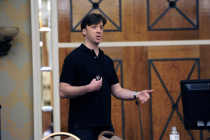 Dallas De Atley, da Apple, discursando na Black Hat 2012