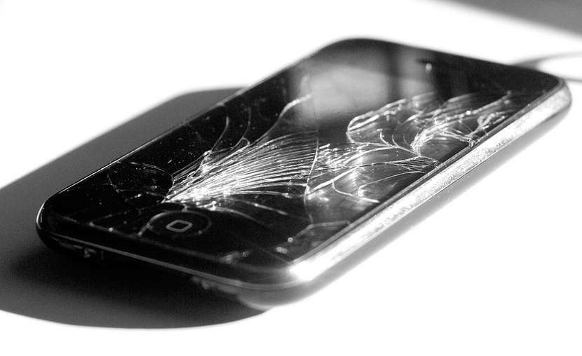 iPhone quebrado, com o vidro rachado
