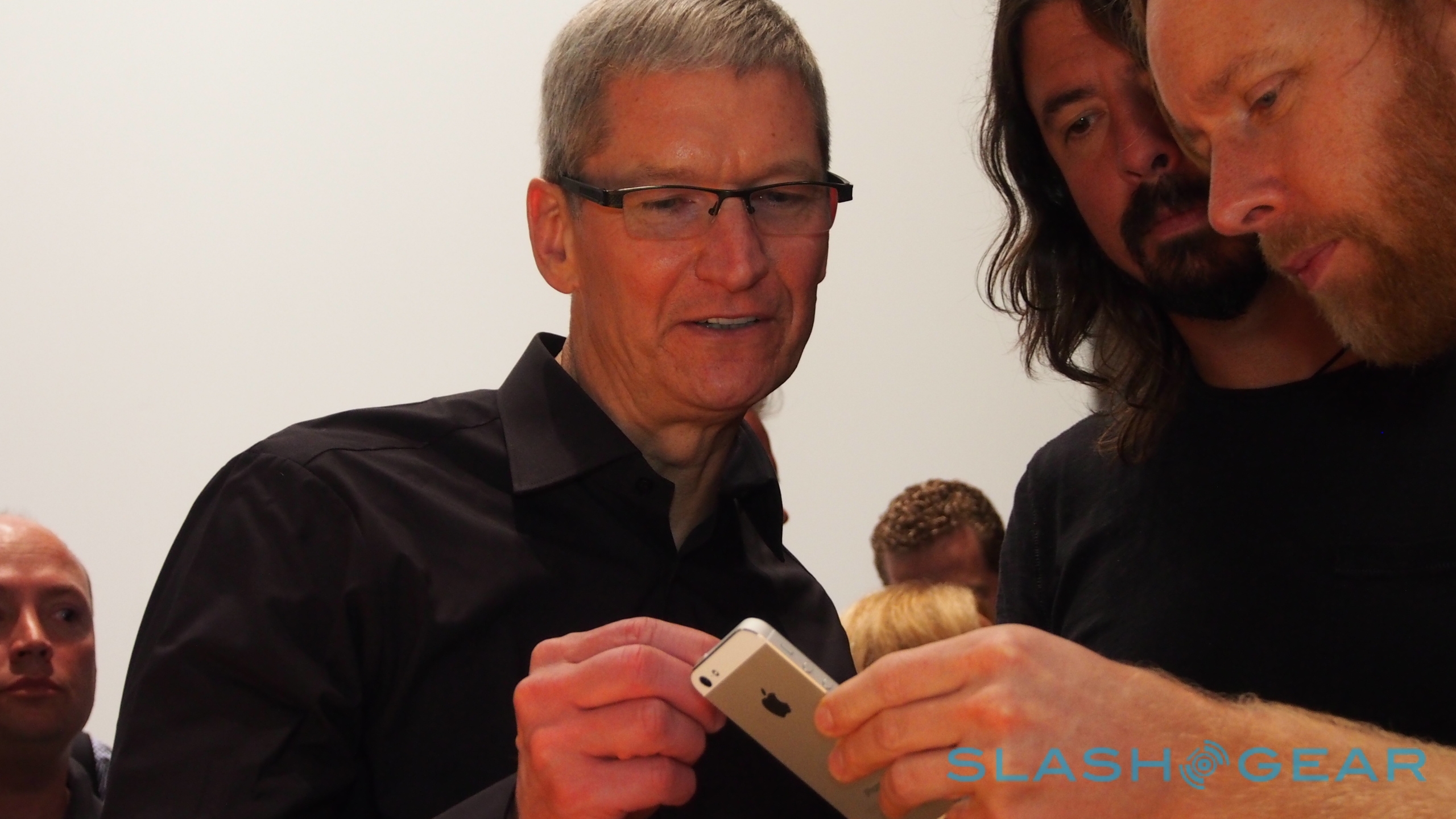 Tim Cook e Dave Grohl mexendo no iPhone 5