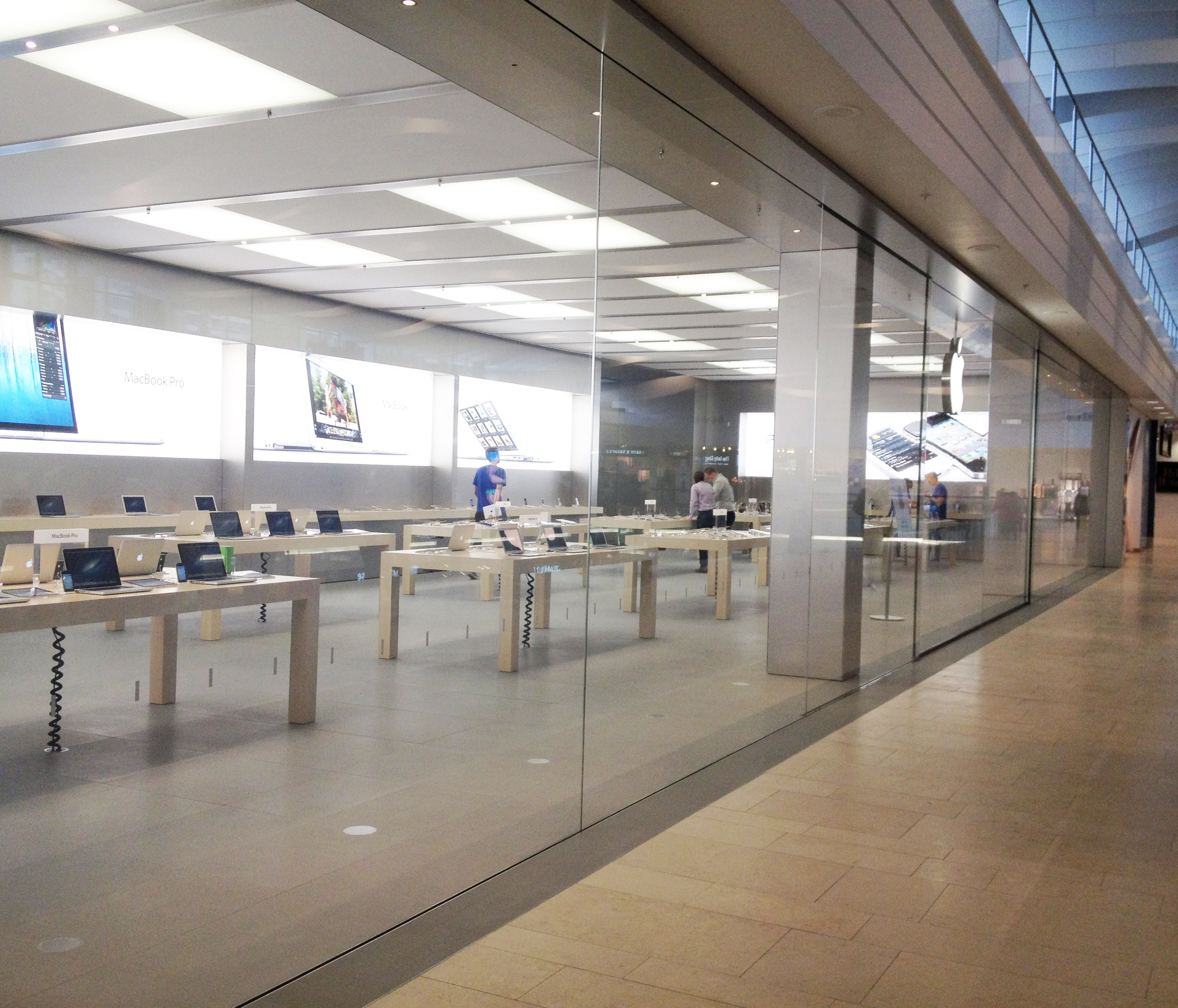 Primeira Apple Retail Store da Suécia, em Täby Centrum