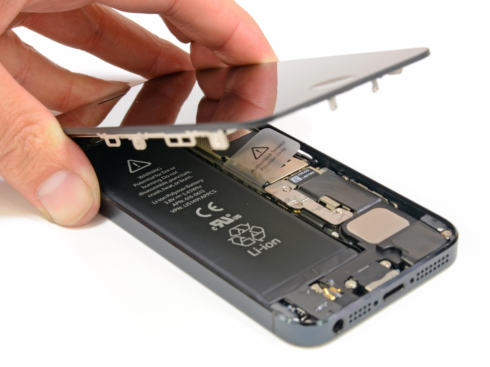 iPhone 5 desmontado pela iFixit - tela sendo retirada