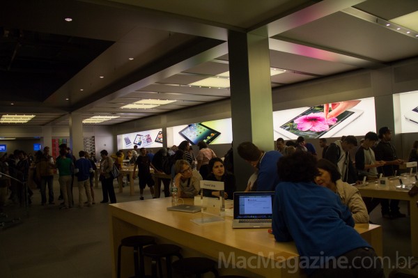 Apple Retail Store da Fifth Avenue, em Nova York, na fila para o iPhone 5