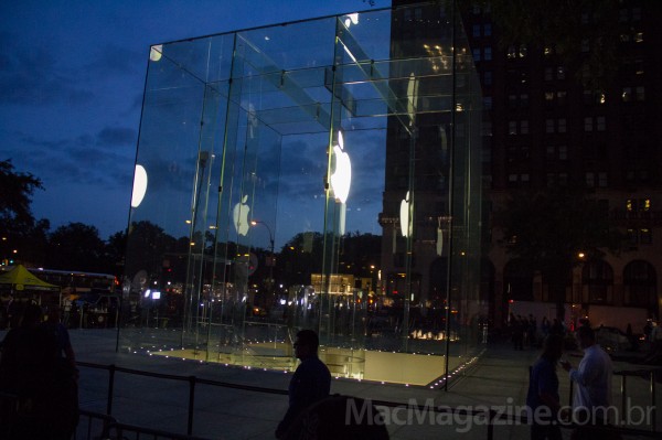 Apple Retail Store da Fifth Avenue, em Nova York, na fila para o iPhone 5