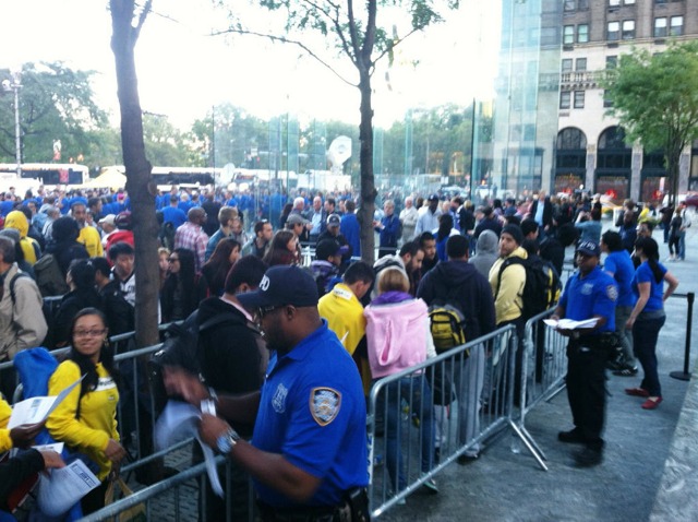 Polícia de NY na fila do iPhone 5