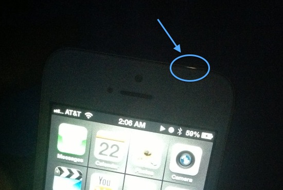 Vazamento de luz no iPhone 5 branco.