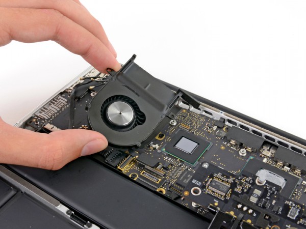 iFixit desmontando o MacBook Pro de 13" com tela Retina