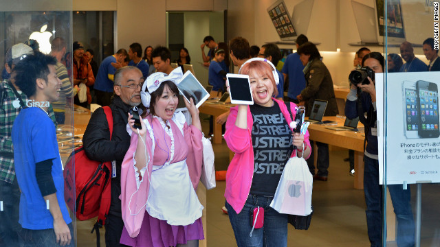 Consumidoras com iPads mini na Apple Store de Ginza