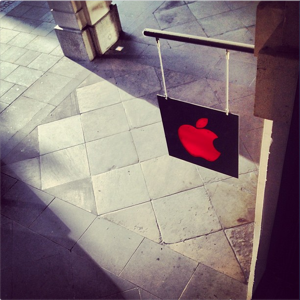 Apple Store decorada para o Dia Mundial da AIDS