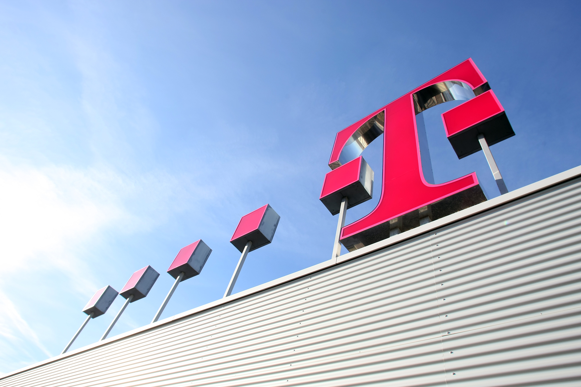 Logo da Deutsche Telekom (T-Mobile) num prédio