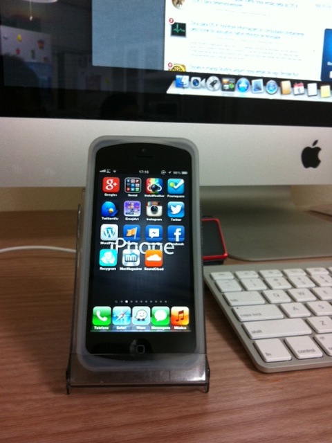 Dock para iPhone feito com uma caixa de fita cassete