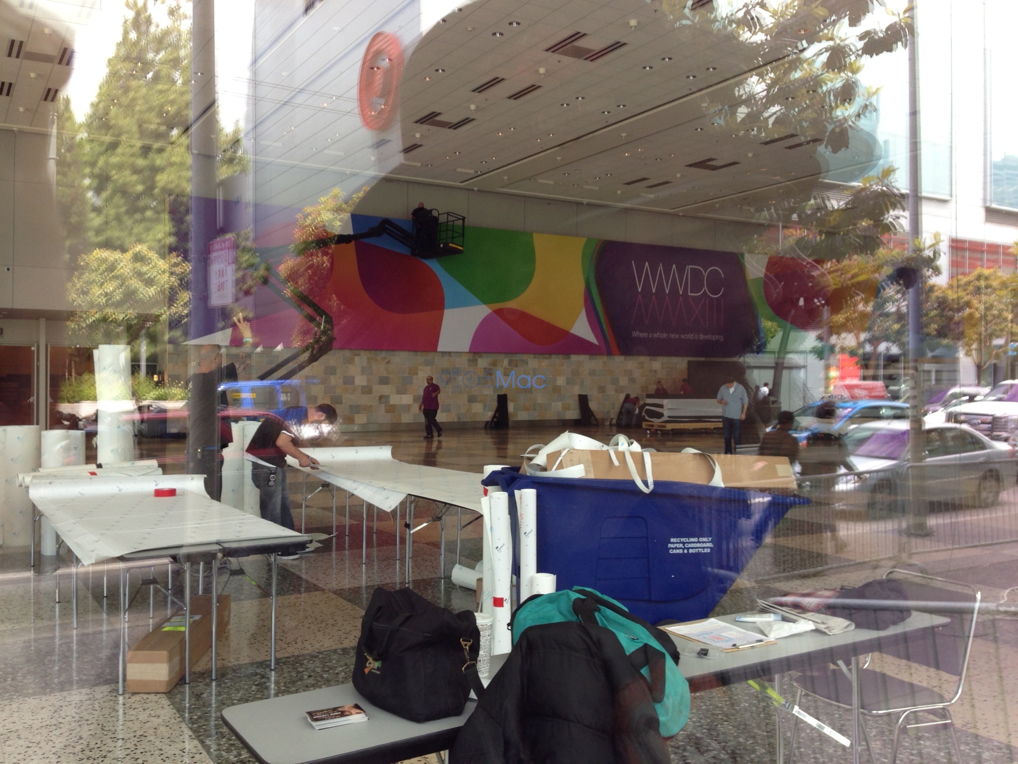 Moscone Center sendo decorado pra WWDC 2013