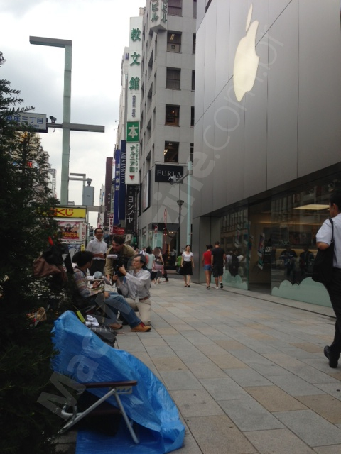Fila no Japão para comprar os novos iPhones