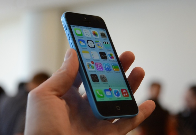iPhone 5c azul na mão
