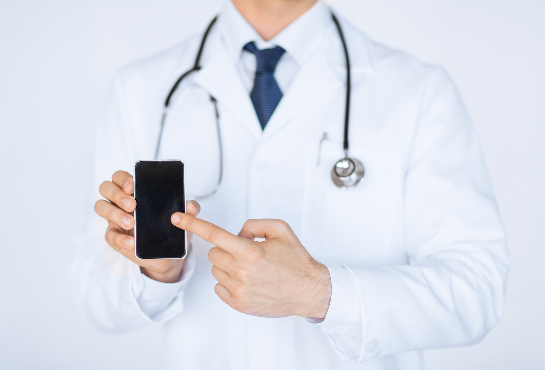 Médico com iPhone