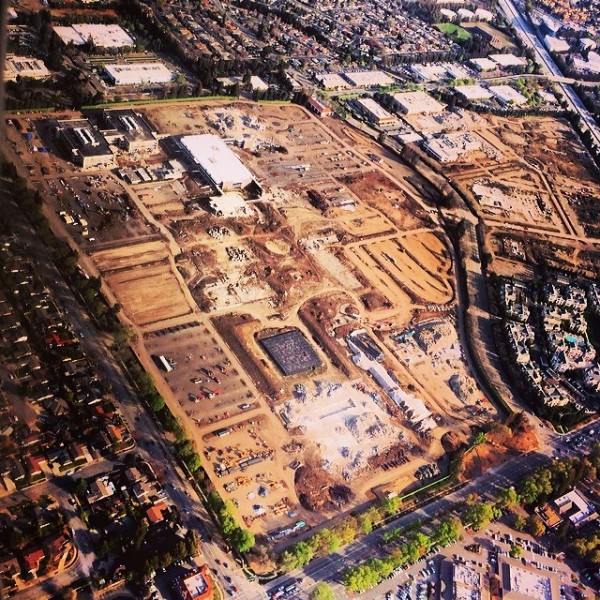 Foto aérea - demolição dos antigos prédios para o Apple Campus 2
