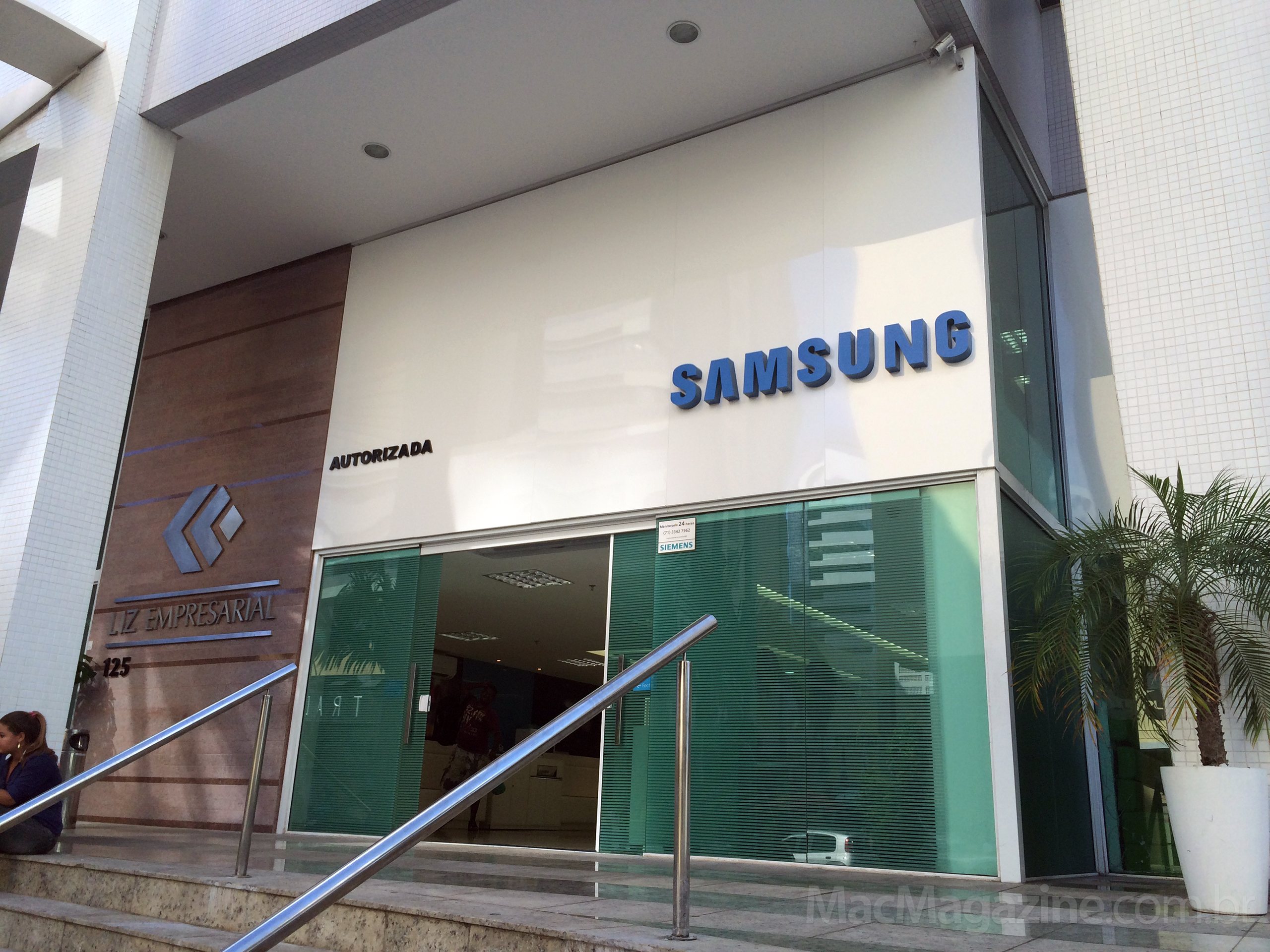 Logo da Apple em assistência da Samsung